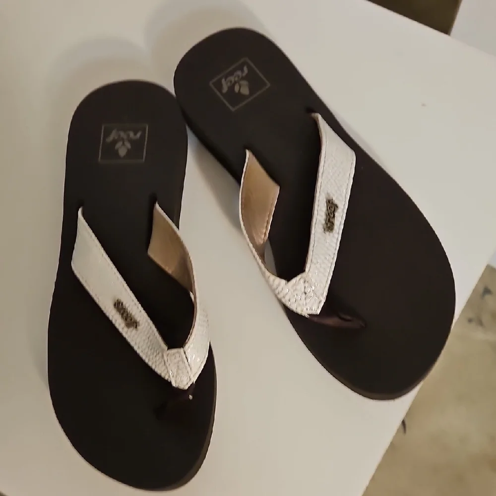 Women's Black and White Flip Flops - Picture 1 of 5